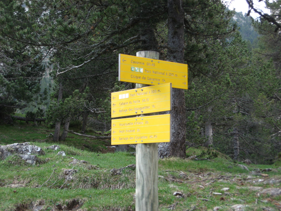 Le sentier en corniche offre une autre vue sur le cirque et quelques passages sous le rocher. 