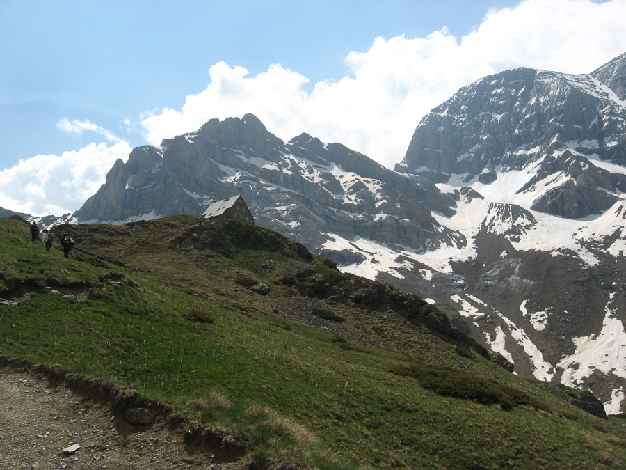Le sentier en corniche offre une autre vue sur le cirque et quelques passages sous le rocher. 