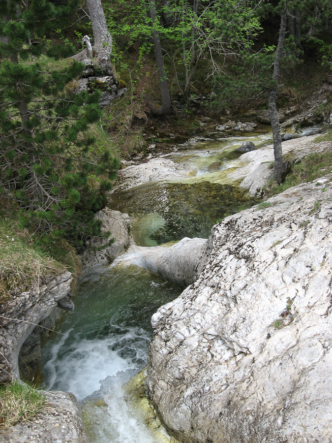 Le sentier en corniche offre une autre vue sur le cirque et quelques passages sous le rocher. 