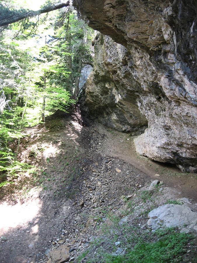Le sentier en corniche offre une autre vue sur le cirque et quelques passages sous le rocher. 