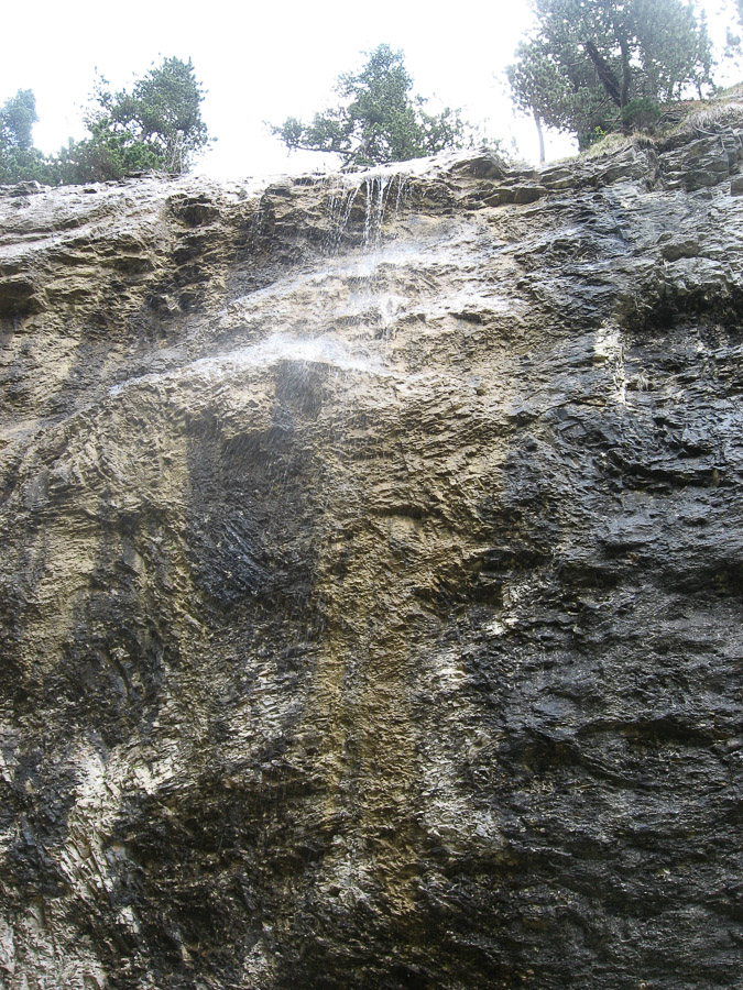 Le sentier en corniche offre une autre vue sur le cirque et quelques passages sous le rocher. 
