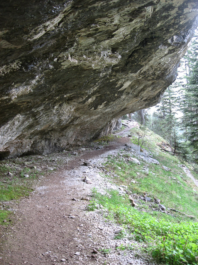 Le sentier en corniche offre une autre vue sur le cirque et quelques passages sous le rocher. 