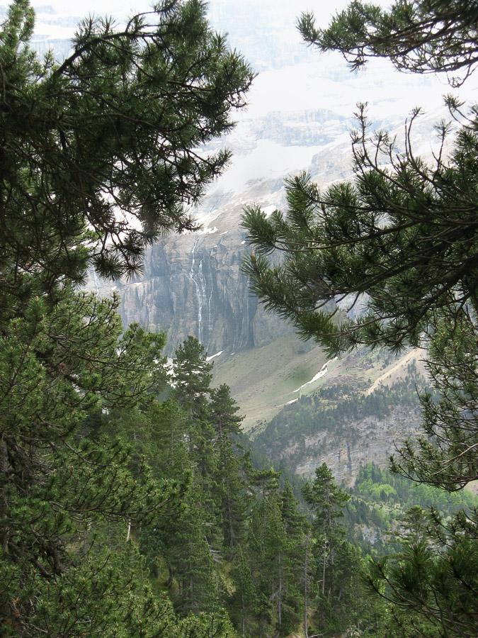 Le sentier en corniche offre une autre vue sur le cirque et quelques passages sous le rocher. 