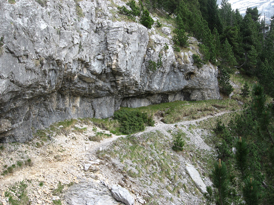 Le sentier en corniche offre une autre vue sur le cirque et quelques passages sous le rocher. 