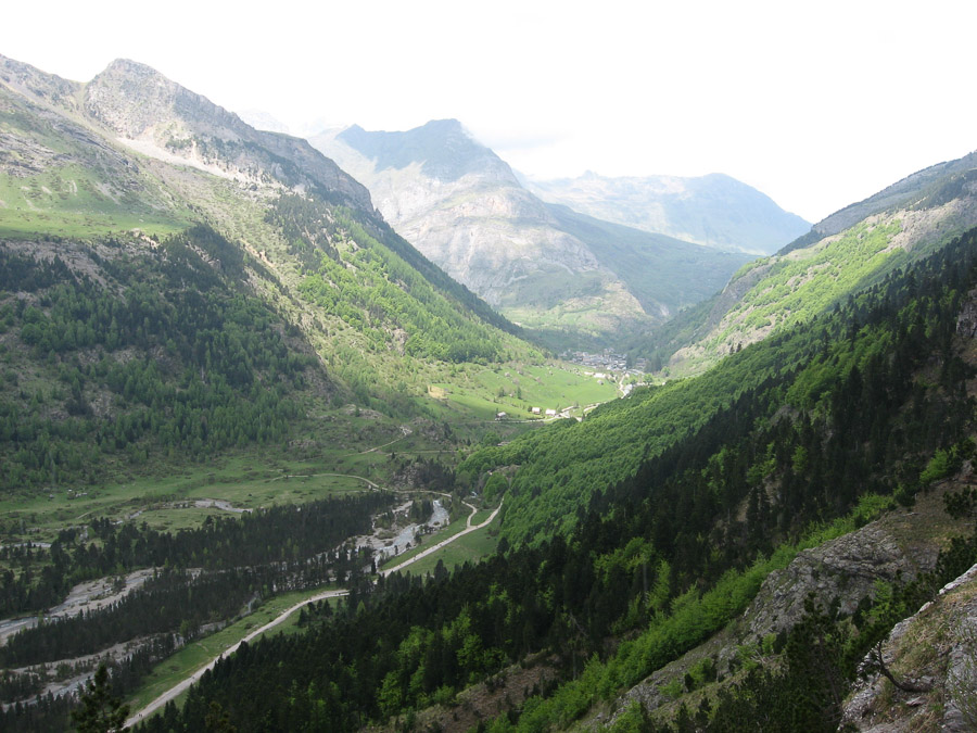 Le sentier en corniche offre une autre vue sur le cirque et quelques passages sous le rocher. 