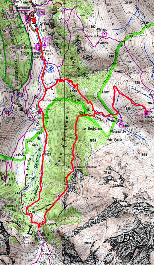 Le sentier en corniche offre une autre vue sur le cirque et quelques passages sous le rocher. 