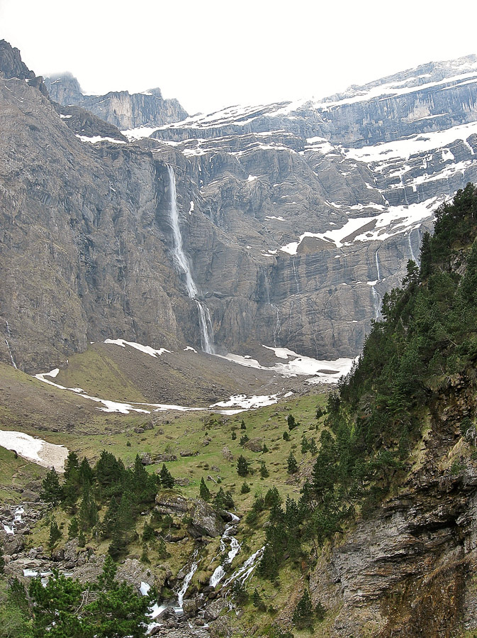 Le sentier en corniche offre une autre vue sur le cirque et quelques passages sous le rocher. 