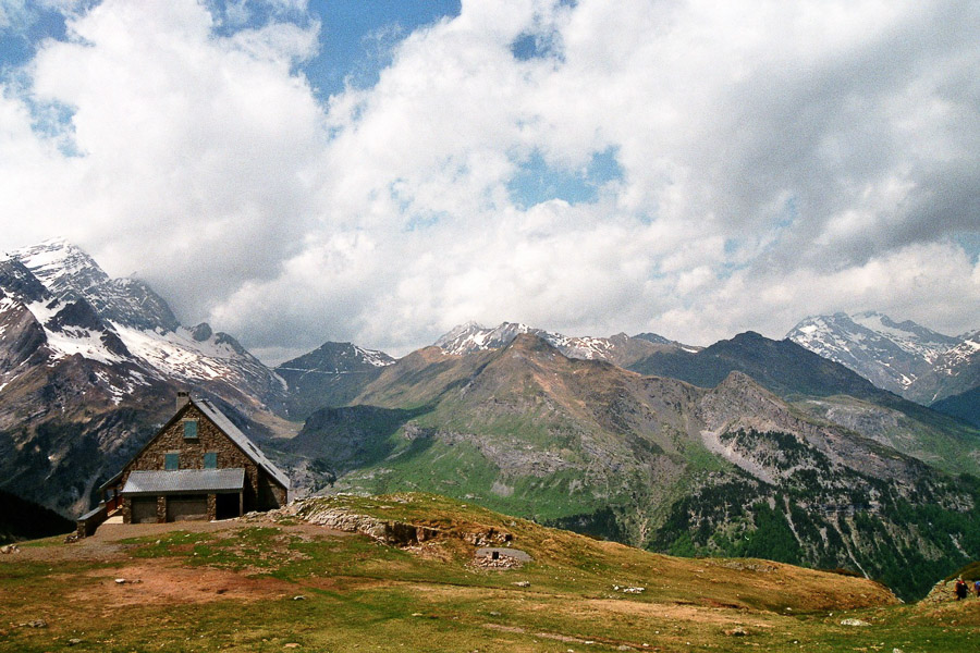 Le sentier en corniche offre une autre vue sur le cirque et quelques passages sous le rocher. 