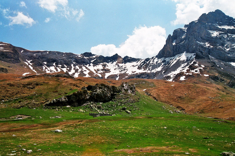 Le sentier en corniche offre une autre vue sur le cirque et quelques passages sous le rocher. 