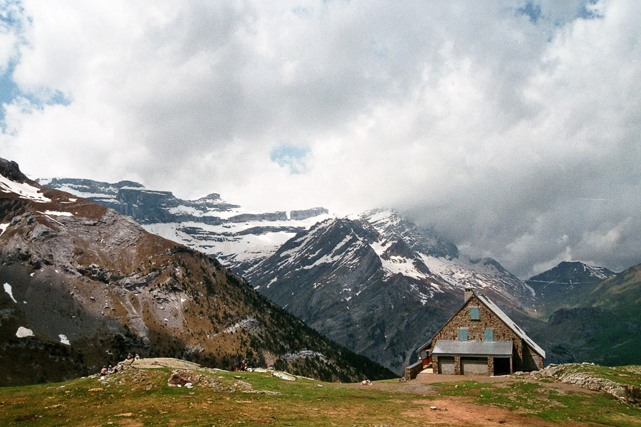 Le sentier en corniche offre une autre vue sur le cirque et quelques passages sous le rocher. 