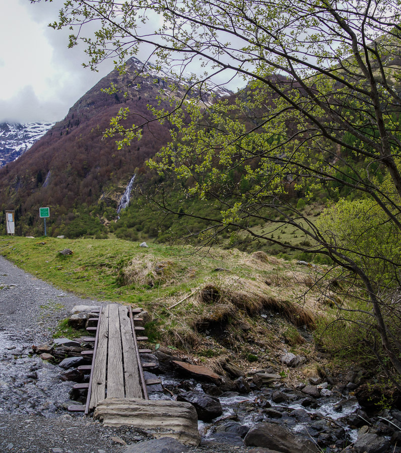 Sentier vers le lac D'Oo